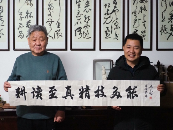 著名书法家马亦钊为我院泼墨题写校训